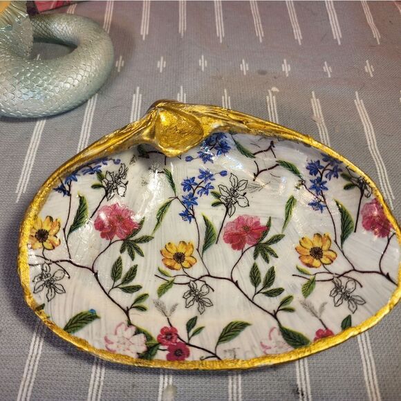 DECOUPAGE CLAM SHELL DECOUPAGE FLOWERS 💐 ON A CLAM SHELL TRINKET DISH - Picture 4 of 10